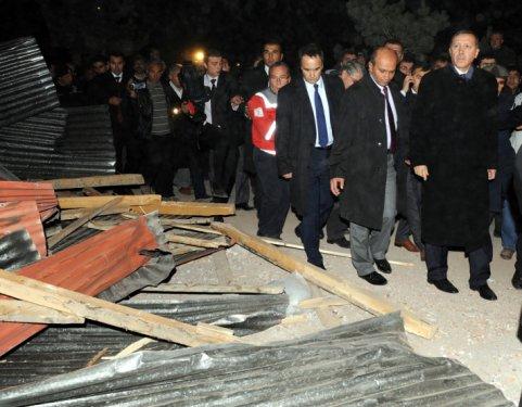 Erdoğan Van'da felaket bölgesini ziyaret etti