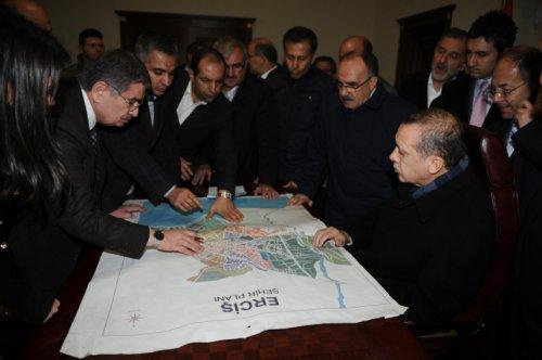 Erdoğan Van'da felaket bölgesini ziyaret etti