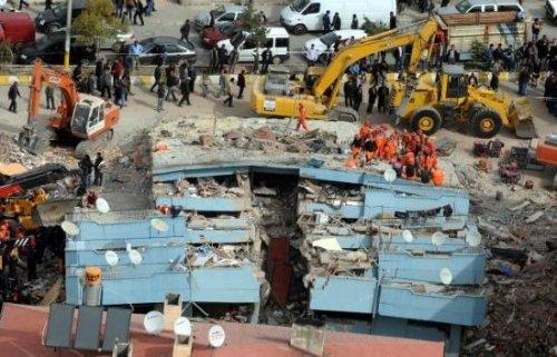 Van'daki yıkım havadan böyle görüntülendi