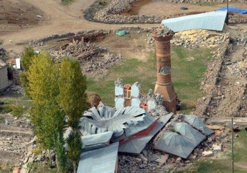 Van'daki yıkım havadan böyle görüntülendi