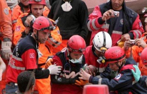 14 günlük Azra bebek enkazdan sağ çıkarıldı
