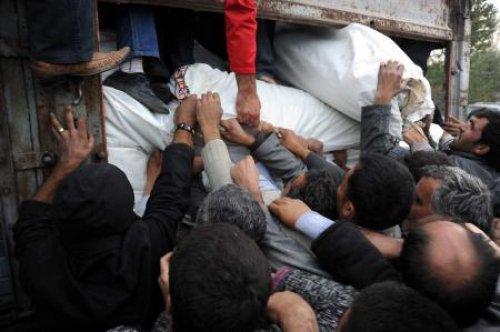 Yardım dağıtımında izdiham çıktı