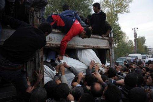 Yardım dağıtımında izdiham çıktı