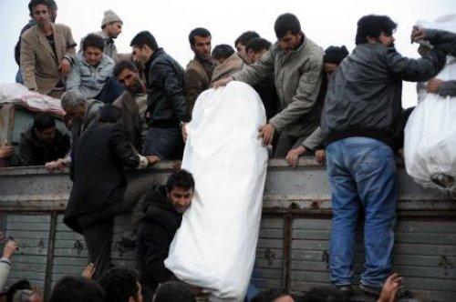 Yardım dağıtımında izdiham çıktı