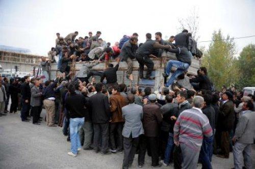 Yardım dağıtımında izdiham çıktı