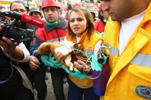 14 günlük Azra bebek enkazdan sağ çıkarıldı