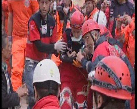 Van Depremi'nin mucizesi Azra bebek