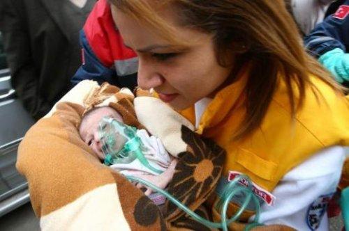 14 günlük Azra bebek enkazdan sağ çıkarıldı