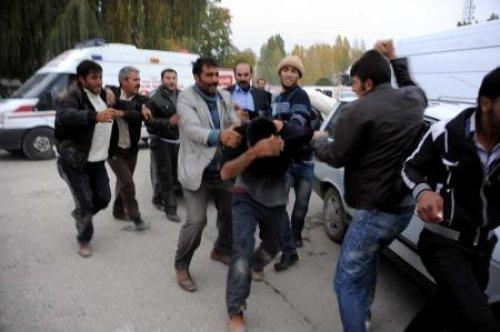 Yardım dağıtımında izdiham çıktı