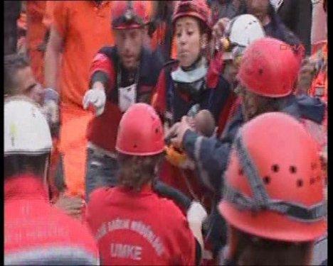 Van Depremi'nin mucizesi Azra bebek