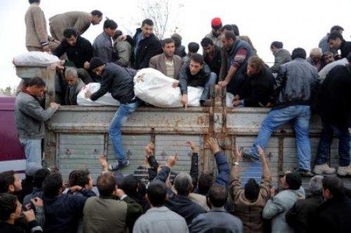 Yardım dağıtımında izdiham çıktı