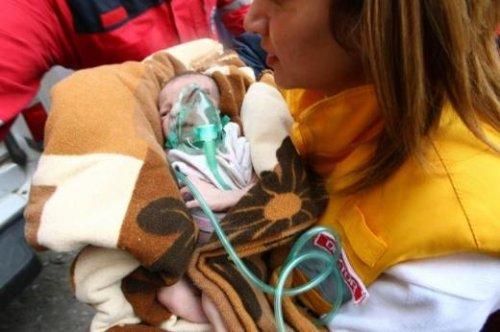 14 günlük Azra bebek enkazdan sağ çıkarıldı