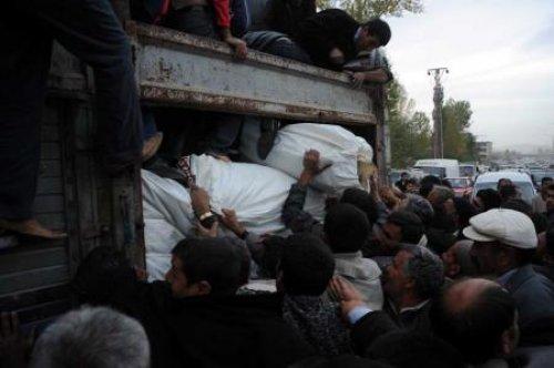 Yardım dağıtımında izdiham çıktı