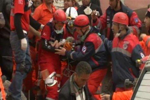 14 günlük Azra bebek enkazdan sağ çıkarıldı