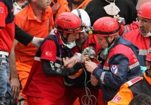 14 günlük Azra bebek enkazdan sağ çıkarıldı