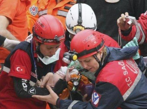 14 günlük Azra bebek enkazdan sağ çıkarıldı