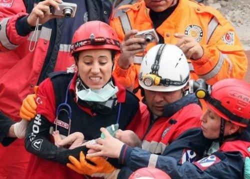 14 günlük Azra bebek enkazdan sağ çıkarıldı