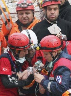 14 günlük Azra bebek enkazdan sağ çıkarıldı