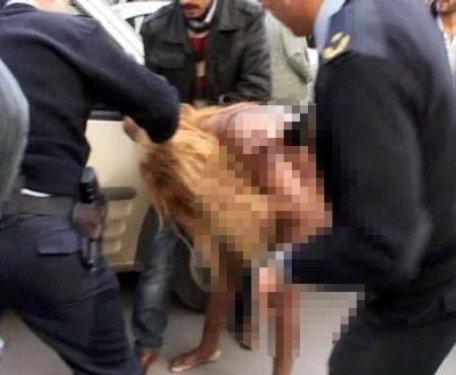 Malaya'da çıplak turiste biber gazı - Resim 4