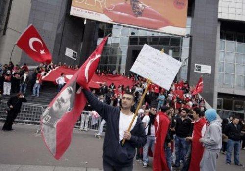 Fransa'da teröre lanet mitinginde olay çıktı