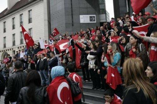 Fransa'da teröre lanet mitinginde olay çıktı