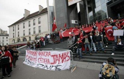 Fransa'da teröre lanet mitinginde olay çıktı
