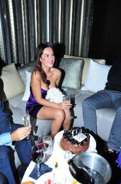 Helin Avşar'dan yaş gününe özel frikik