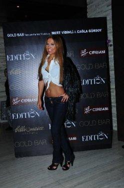 Helin Avşar'dan yaş gününe özel frikik