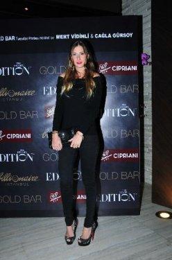 Helin Avşar'dan yaş gününe özel frikik