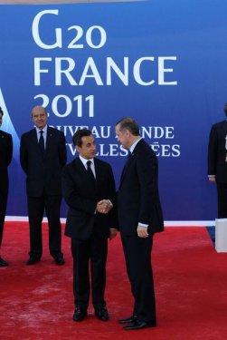 Erdoğan Türk bayrağını yerden kaldırdı