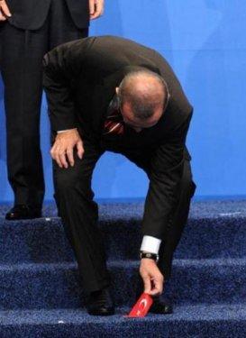 Erdoğan Türk bayrağını yerden kaldırdı