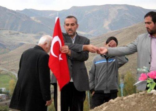 PKK'lının mezarı başına Türk bayrağı asıldı - Resim 8