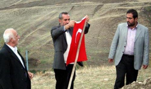 PKK'lının mezarı başına Türk bayrağı asıldı - Resim 2