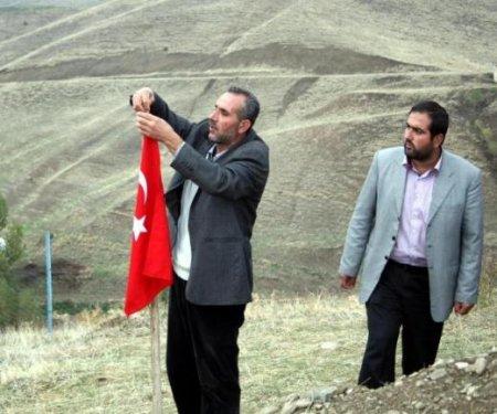 PKK'lının mezarı başına Türk bayrağı asıldı - Resim 1