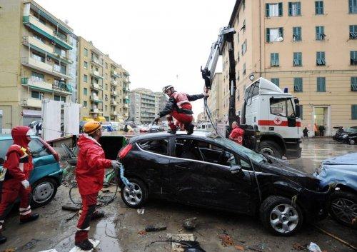 İtalya'da sel felaketi 7 ölü - Resim 11