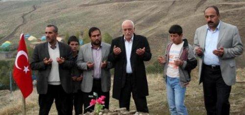 PKK'lının mezarı başına Türk bayrağı asıldı - Resim 3