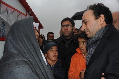 Baydemir Van'da depremzedelerle bayramlaştı - Resim 3