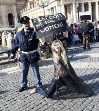 Femen üyeleri Vatikan'da soyundu - Resim 1