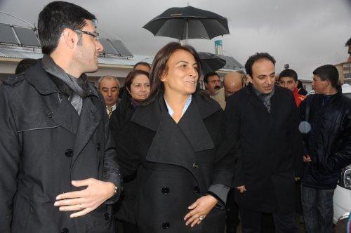 Baydemir Van'da depremzedelerle bayramlaştı - Resim 1