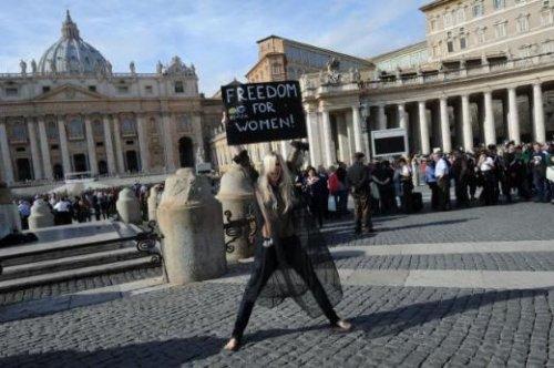 Femen üyeleri Vatikan'da soyundu - Resim 2