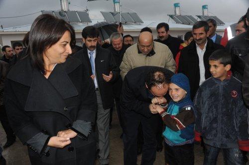 Baydemir Van'da depremzedelerle bayramlaştı - Resim 4