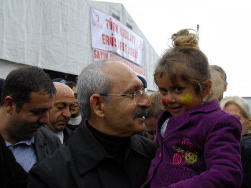 Kılıçdaroğlu depremzedelerle bayramlaştı - Resim 12