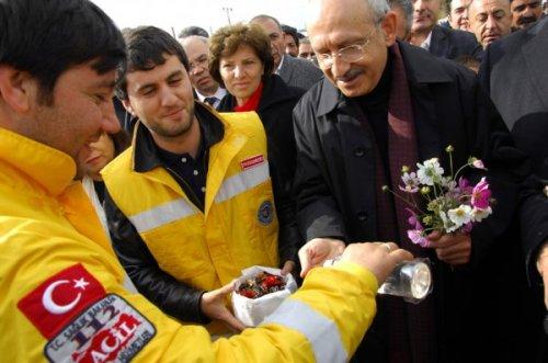 Kılıçdaroğlu depremzedelerle bayramlaştı - Resim 1