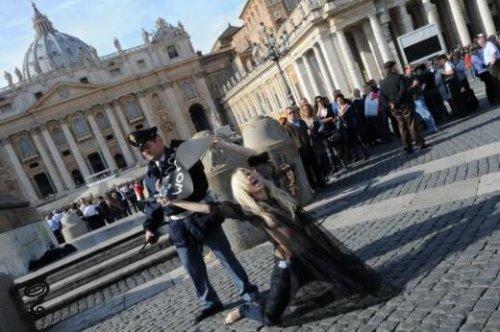 Femen üyeleri Vatikan'da soyundu - Resim 6