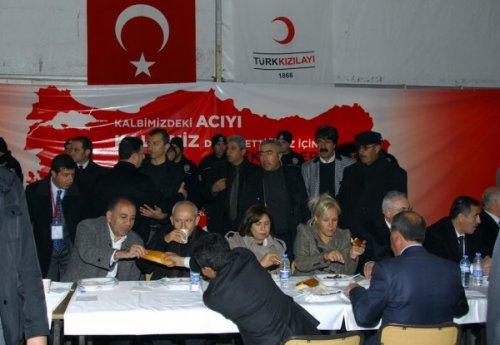 Kılıçdaroğlu depremzedelerle bayramlaştı - Resim 11
