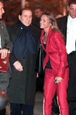 Berlusconi'yi teselli eden güzel  - Resim 6