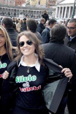 Berlusconi'yi teselli eden güzel  - Resim 9