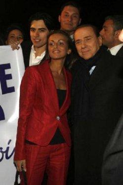 Berlusconi'yi teselli eden güzel  - Resim 5