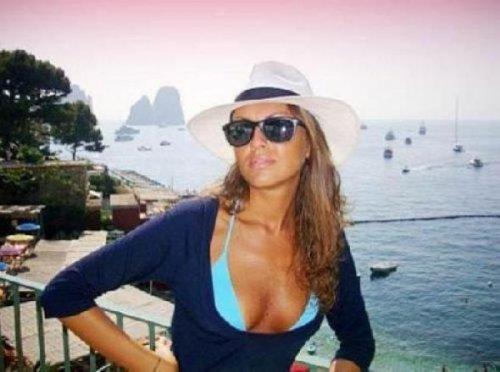 Berlusconi'yi teselli eden güzel  - Resim 8