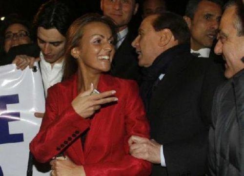 Berlusconi'yi teselli eden güzel  - Resim 3